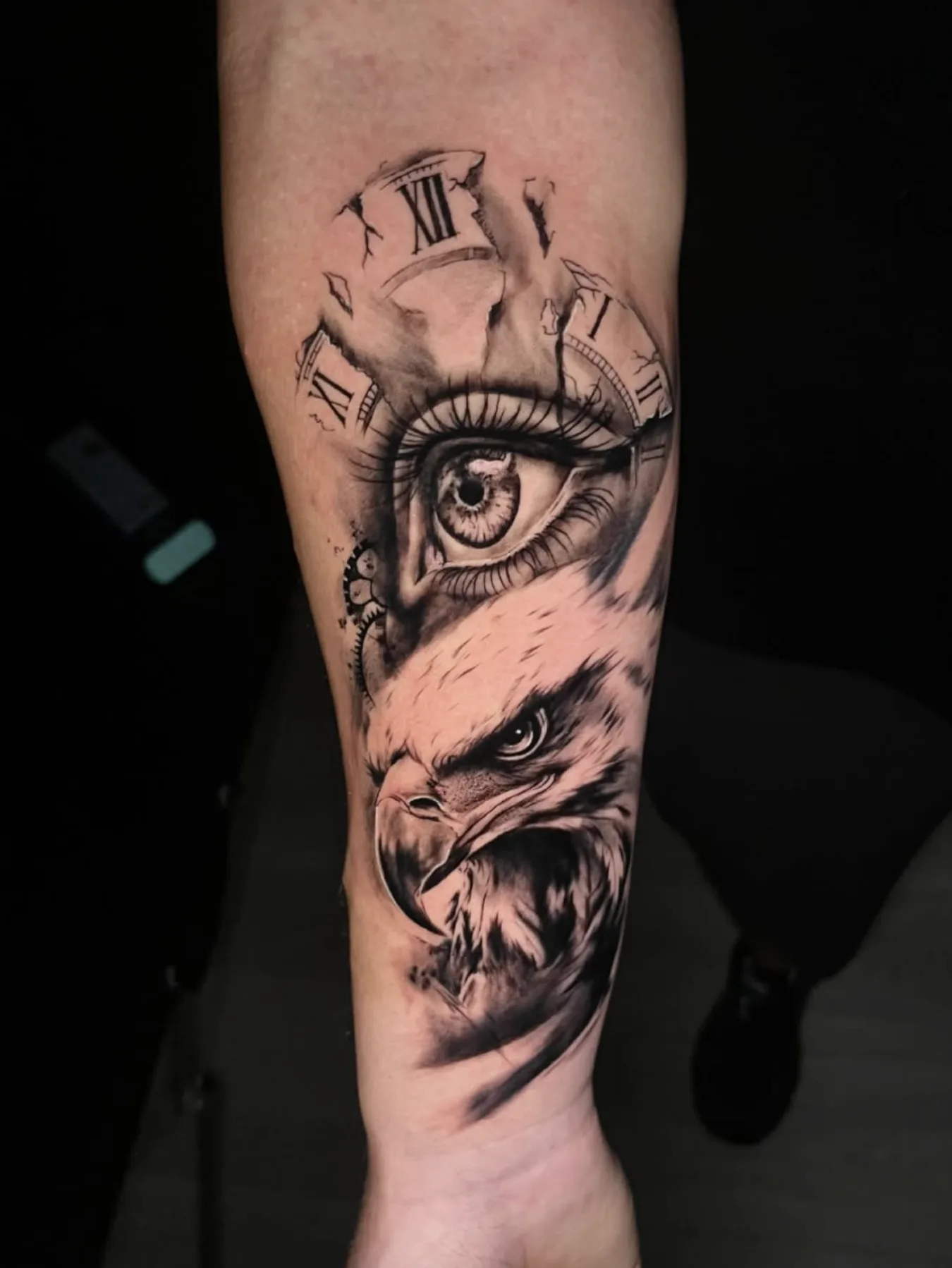 Black-and-Grey-Realismus: Adler, Uhr und Auge