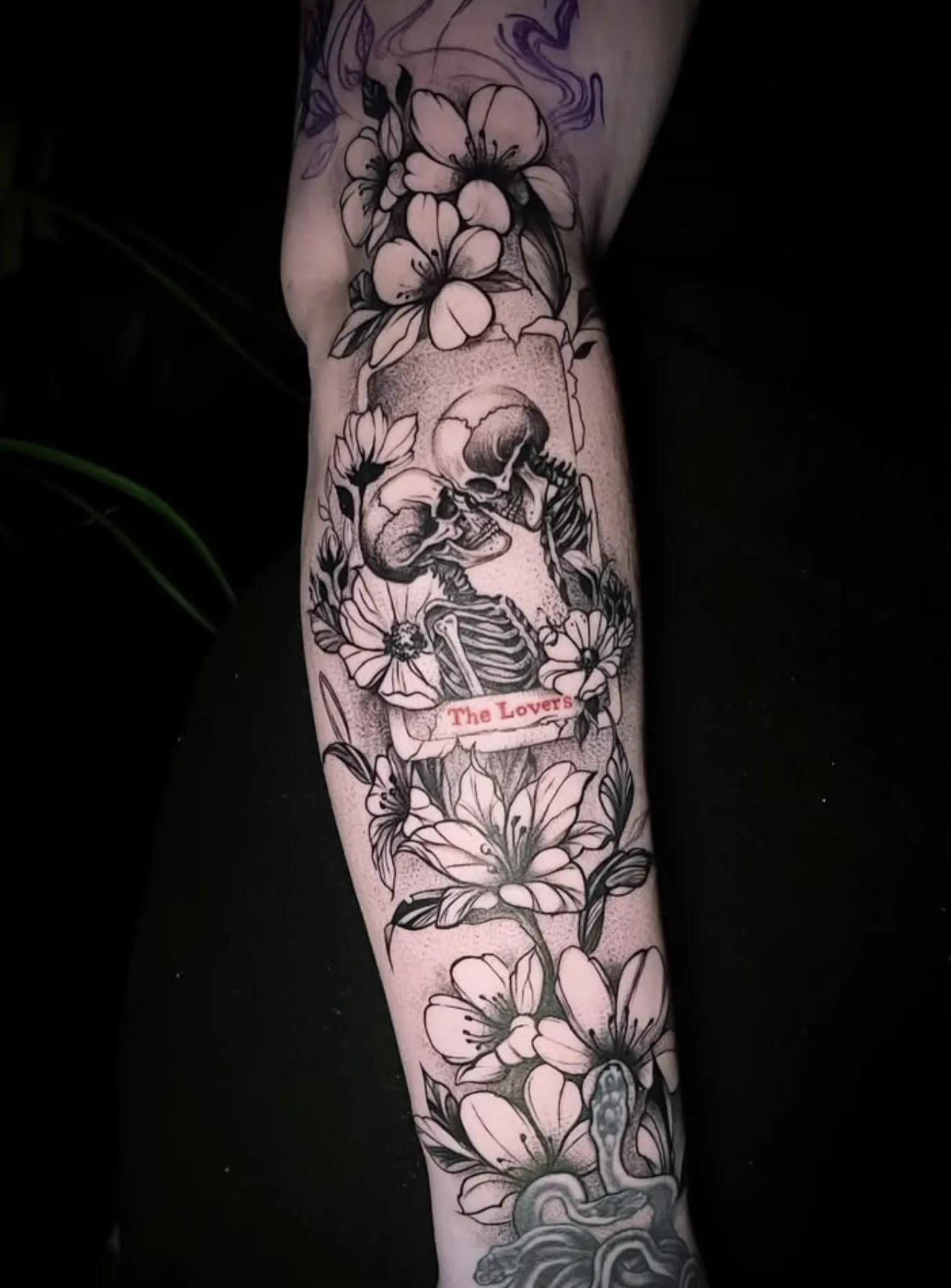 Skelett-Paar mit Blüten, Fineline-Blackwork-Tattoo, The Lovers