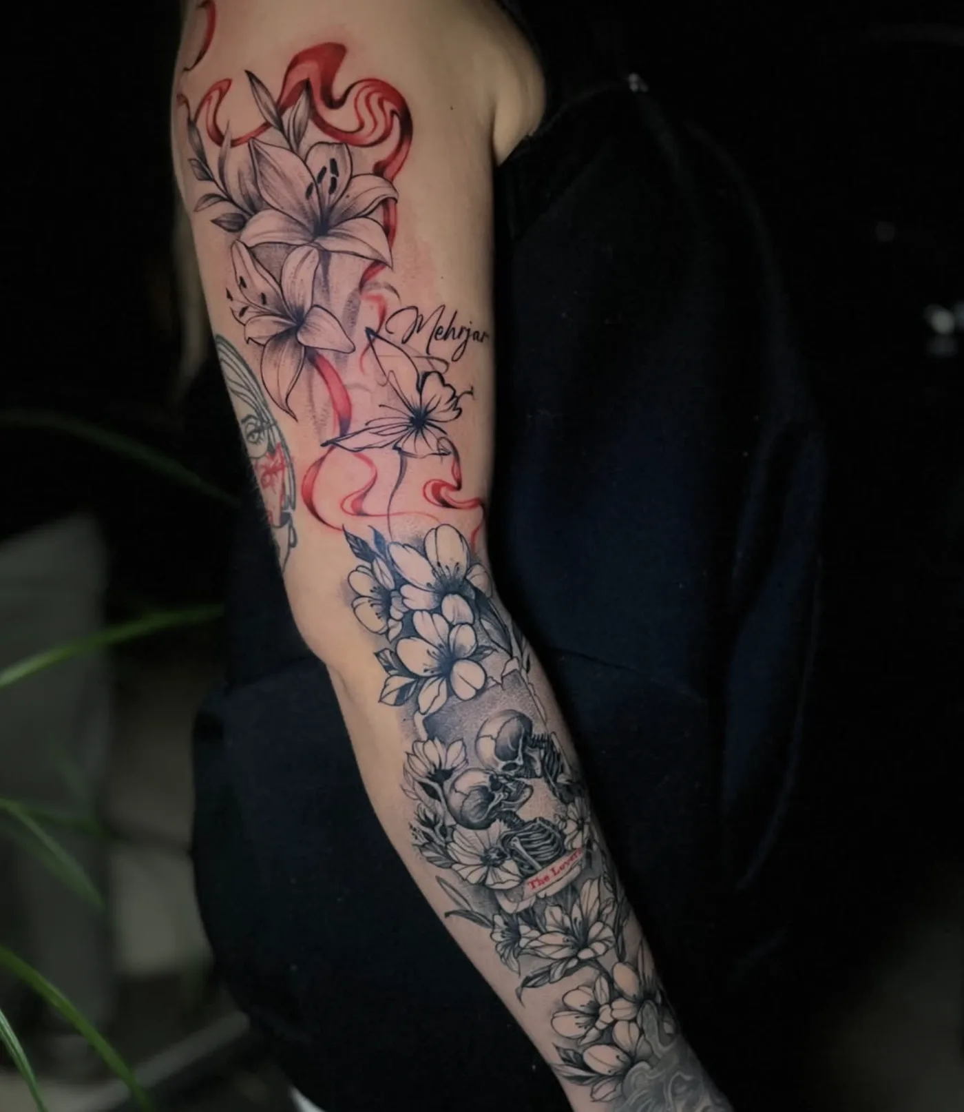 Lilien-Sleeve mit roten Akzenten, Black and Grey Tattoo
