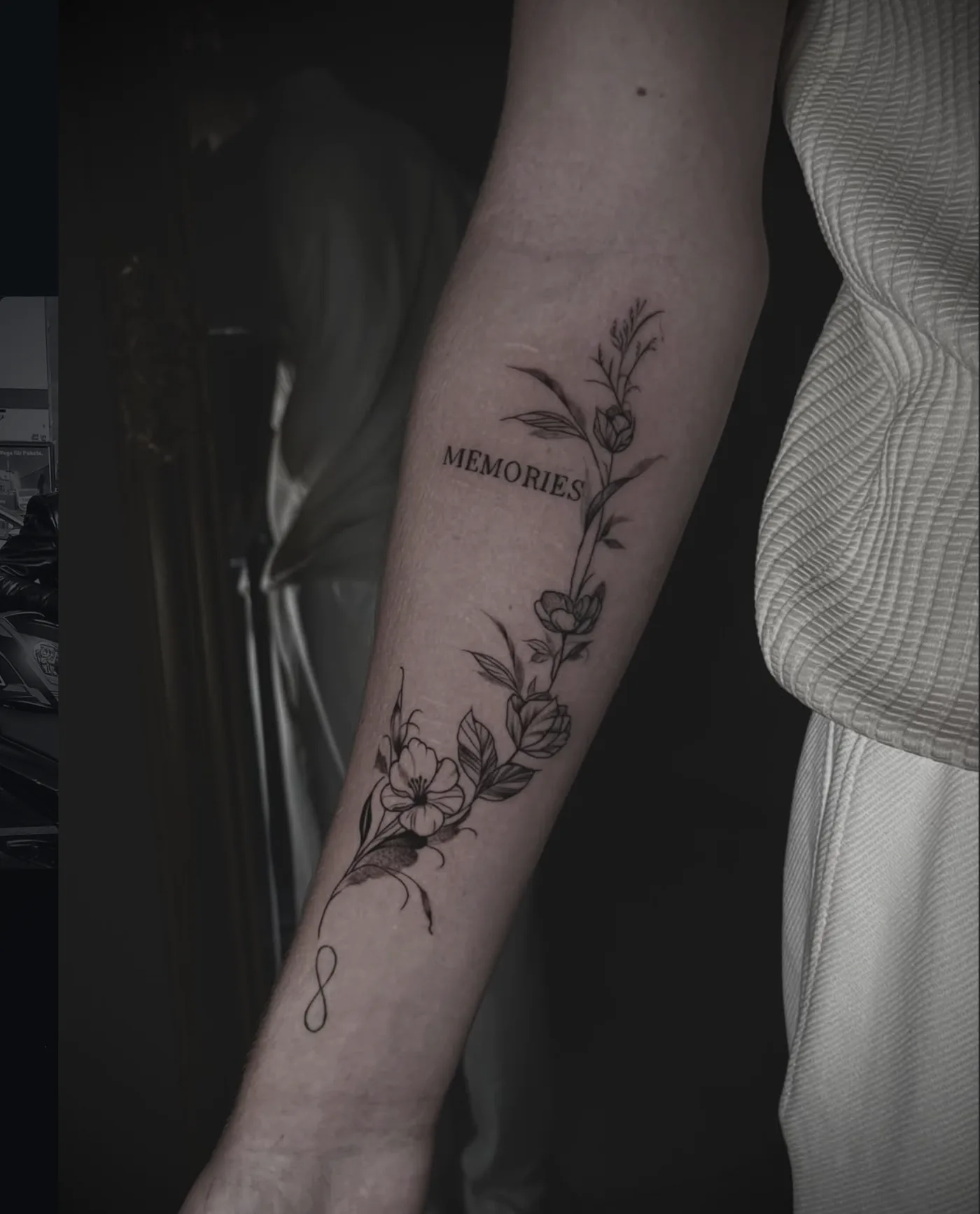 Blütenranke mit Schriftzug Memories, Fineline-Tattoo
