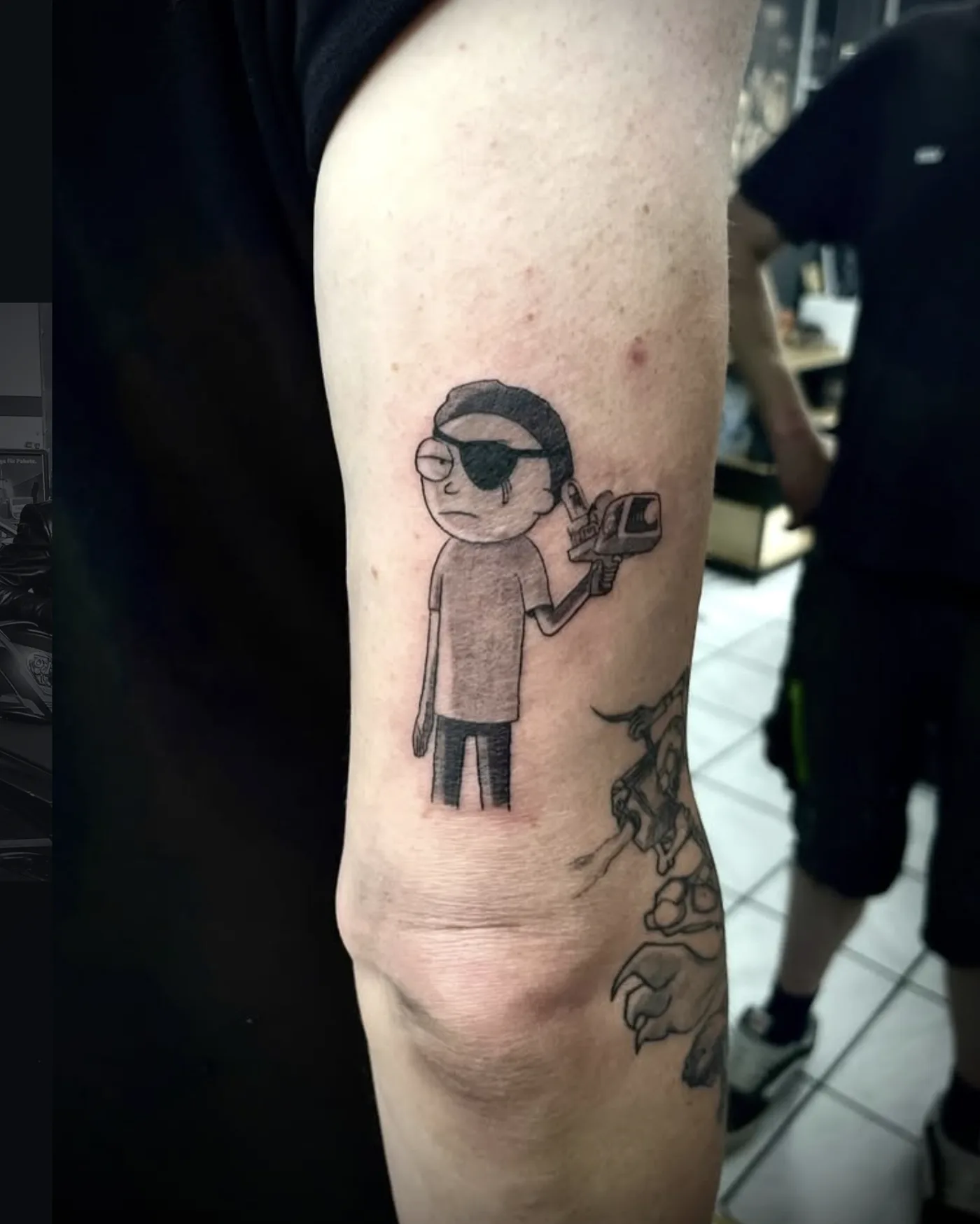 Illustratives Blackwork-Tattoo einer Cartoon-Figur
